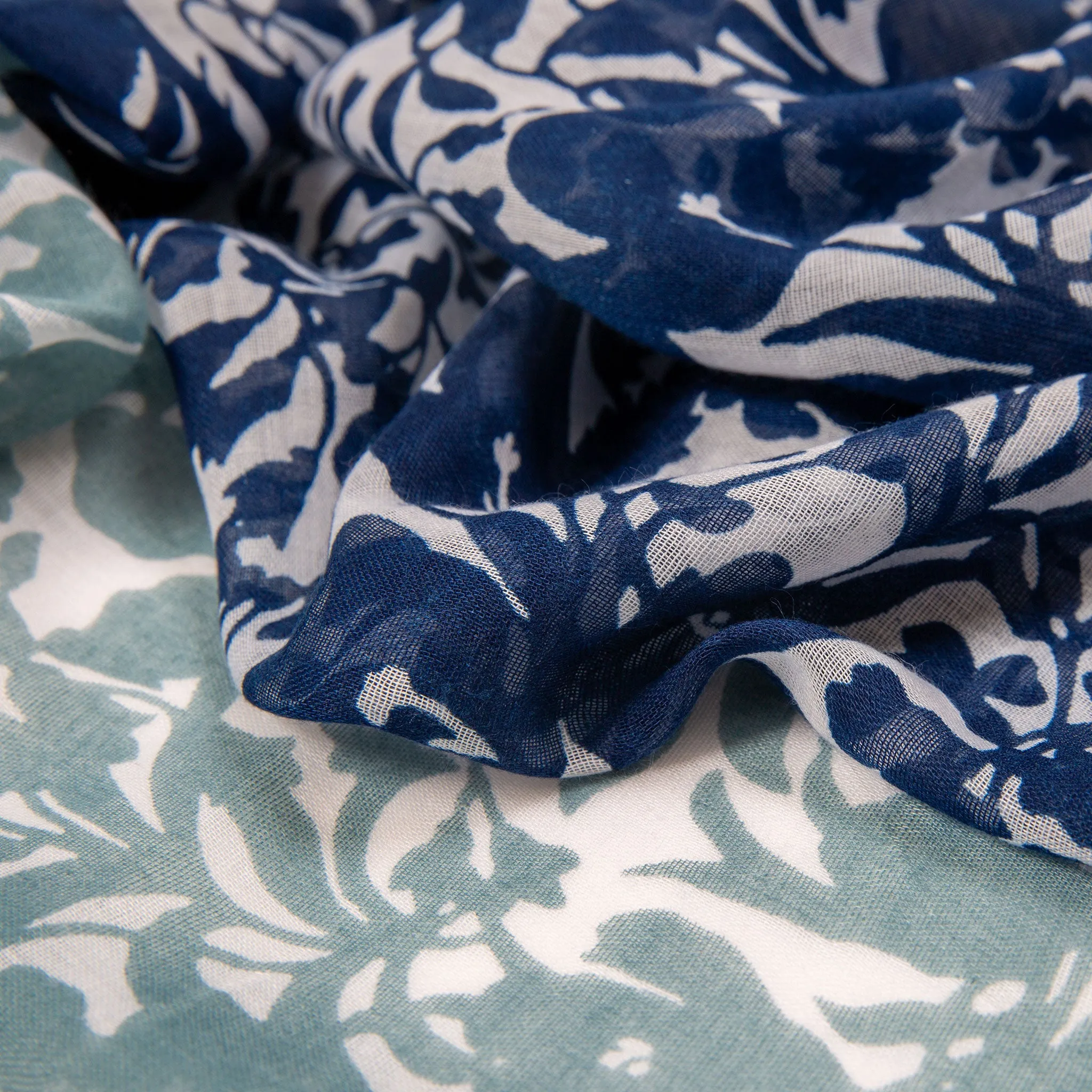 Women’s Floral Pattern Lightweight Scarf with Contrasting Ends